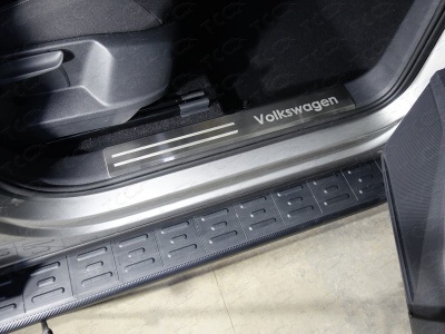 Volkswagen Tiguan (17–) Накладки на пластиковые пороги (лист шлифованный надпись Volkswagen) 2 шт